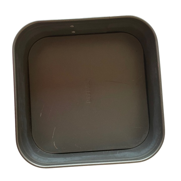 KAISER 9” Square Nonstick Springform Baking Pan - Picture 3 of 8